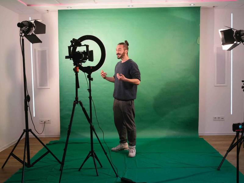 Greenscreen-Aufbau im Raum18 mit Ringlicht, Softboxen und Kamera auf Stativ