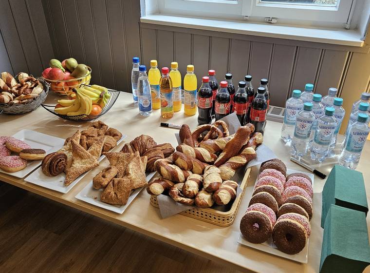 Frühstücksbuffet mit Brezen, Gebäck, Obst und Getränken