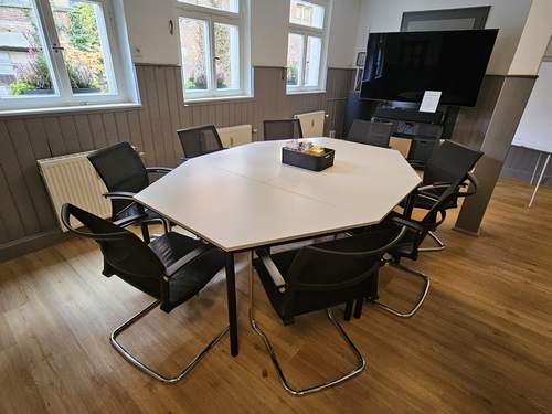 Achtecktisch für acht Personen vor dem großen TV