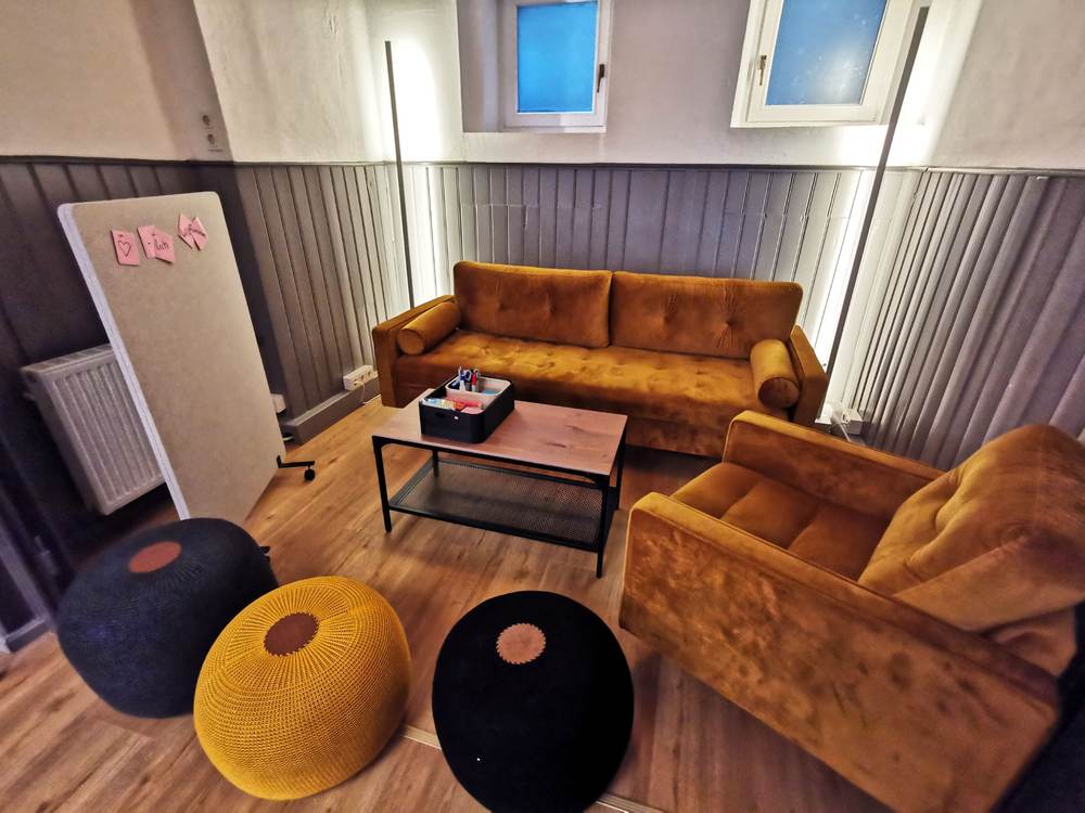 Sofaecke für Gruppenarbeit im Fachwerk