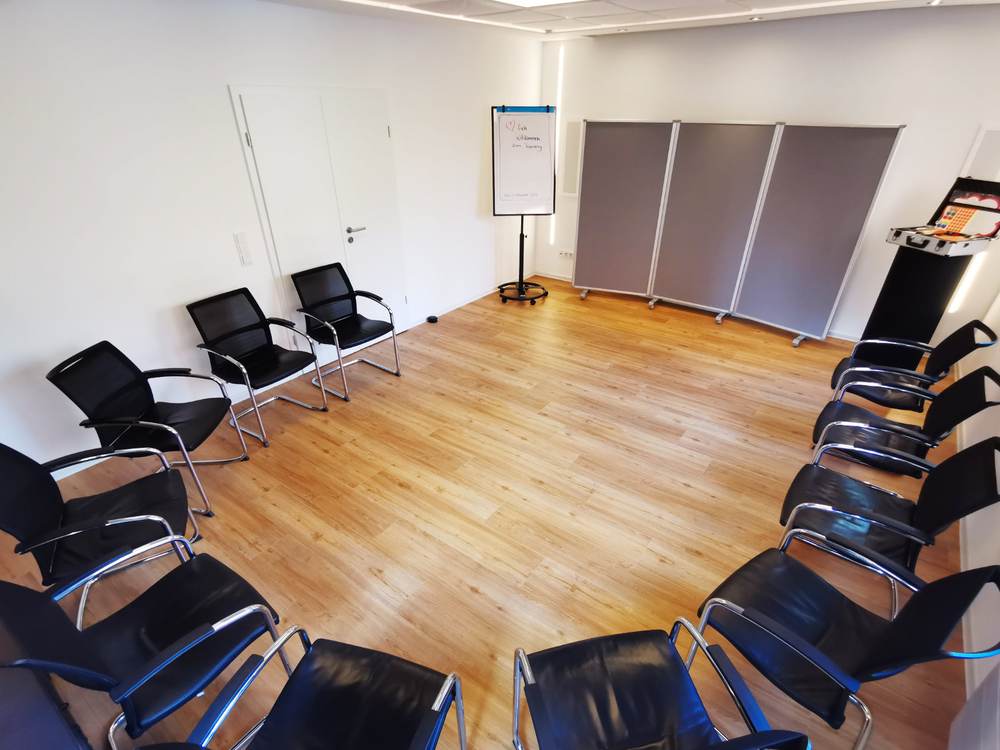 Offener Stuhlkreis mit Metaplanwänden im Studio