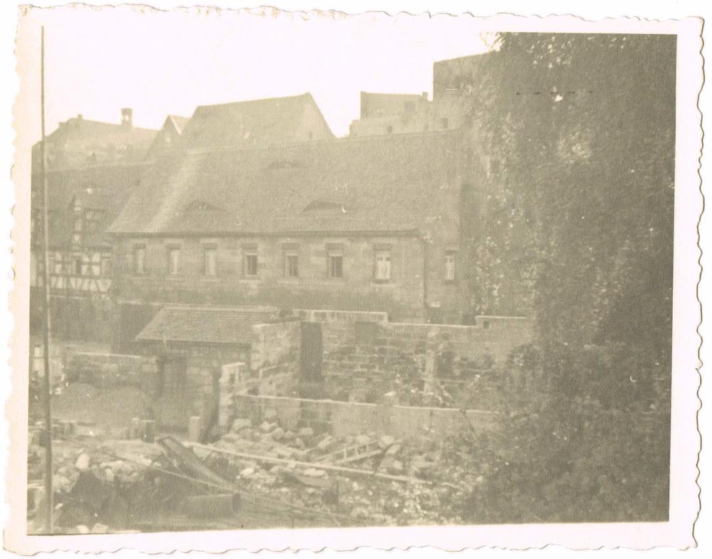 Historischer Fotoabzug mit Zackenschnitt: die Mühlstraße nach dem Krieg