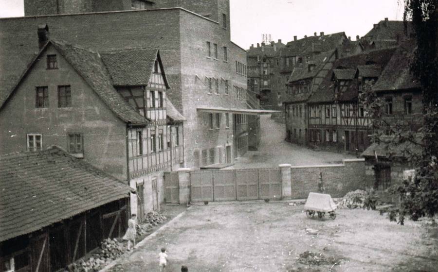Der Mühlenhof mit Fachwerkhäusern, einer Schubkarre und spielenden Kindern
