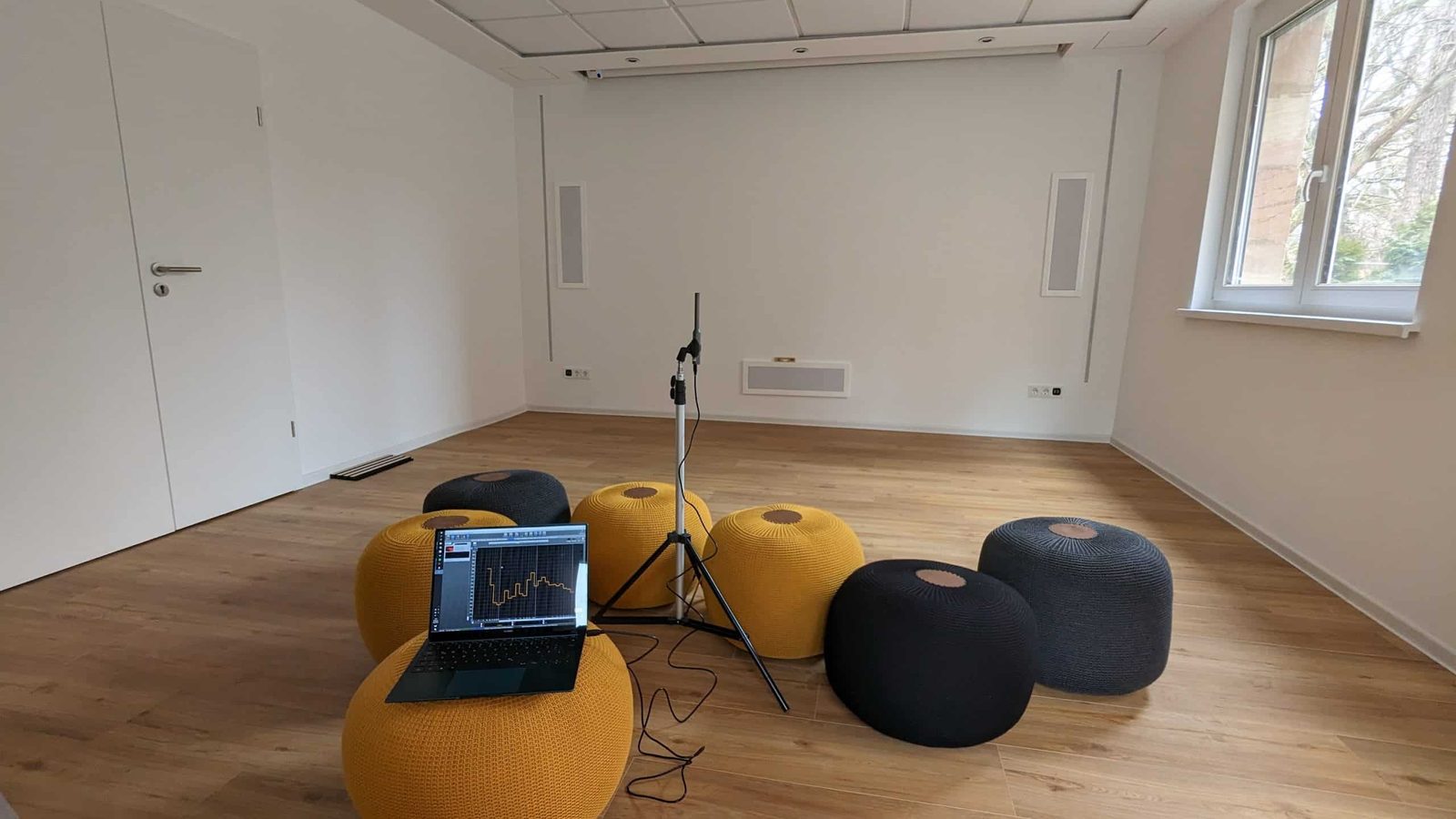 Seminarraum mit Messmikrofon auf einem Stativ